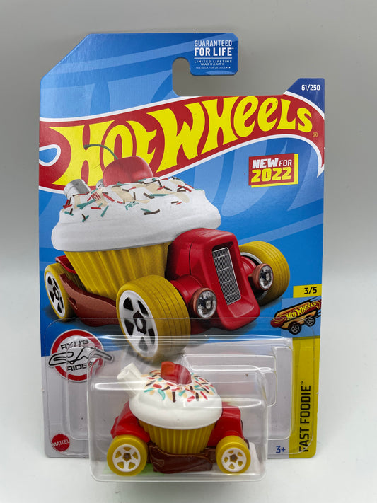Hot Wheels - Fast Foodie #61 3/5 Sweet Driver White 2022 #103249
